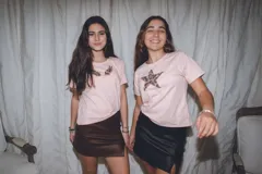 Remera negra de algodón con aplique de estrella plateada.