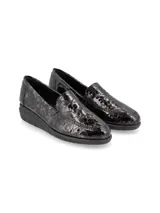 Zapato mocasín de cuero sintético color negro con textura símil cocodrilo.