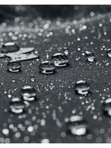 Campera deportiva Under Armour Unstoppable para hombre, color negro, con capucha, cierre frontal completo, bolsillos laterales con cierre y logo de la marca en el pecho.