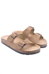 Sandalias bajas color borgoña con dos tiras anchas ajustables con hebilla metálica. Suela de corcho y base de goma.