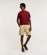 Remera azul marino de algodón, con cuello redondo y mangas cortas.