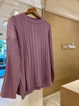Sweater tejido color lila con cuello redondo, diseño de ochos en el frente y mangas largas con diseño a rayas.