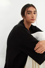 Kimono negro de tejido calado con mangas anchas.