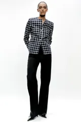 Pantalón de jean azul de corte wide leg, tiro alto y largo hasta el tobillo.