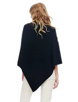 Poncho tejido color negro, con cuello polera y diseño de trenzas diagonales en el frente. Presenta un corte asimétrico en el ruedo.