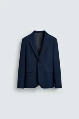 Blazer azul marino de corte recto, confeccionada en tejido con viscosa. Tiene cuello con solapas de muesca, manga larga con puño abotonado, bolsillo de vivo en el pecho y bolsillos de parche en la cadera. El bajo tiene aberturas en la espalda y el cierre frontal es con botones.