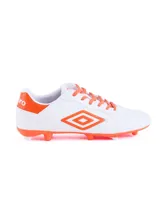 Championes de fútbol Umbro Touch FG, color blanco con detalles en naranja.