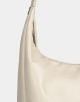 Cartera hobo color camel de cuerina, con cierre superior y asa de hombro.