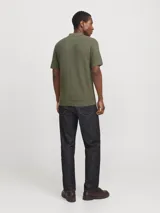 Polo de hombre color verde oliva, de punto estructurado con textura sutil, corte regular, cuello polo clásico, mangas cortas y cierre con botones.