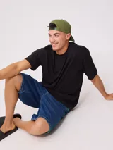 Remera negra de corte holgado confeccionada en algodón.