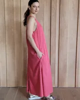 Vestido largo azul melange de corte imperio, con escote en V y breteles finos. Presenta una abertura lateral en la falda.