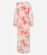 Vestido largo de chiffon con estampado floral en tonos rosados y beige. Tiene escote en V con lazo ajustable, mangas largas abullonadas con volados y forro interior.