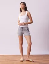 Shorts de pijama con estampado animal print, cintura elastizada y cordón de ajuste.
