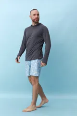 Bermuda de hombre azul con estampado de flores blancas y cordón ajustable en la cintura.