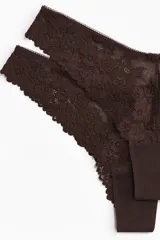 Pack de dos bombachas tipo tanga color marrón chocolate, confeccionadas en encaje floral y malla transparente.