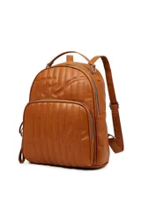 Mochila color marrón con diseño acolchado y pespuntes verticales. Tiene un bolsillo frontal con cierre, asa de mano en la parte superior y correas ajustables para los hombros.
