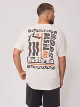 Remera de hombre color crudo con estampado en el frente y la espalda.