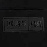 Pantalón de jogging negro con puños elásticos y cordón ajustable en la cintura. Presenta el logo de Los Angeles Lakers en la pierna derecha y el escudo del equipo en la pierna izquierda.