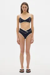 Bottom de bikini tiro alto color azul marino con ribete blanco.