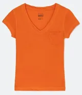 Remera básica celeste con escote en V, manga corta y bolsillo pequeño en el pecho.