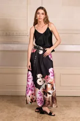 Falda larga de seda estampada con flores y elástico en la cintura.