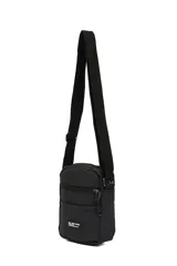 Morral bandolera negro de poliéster con correa ajustable y múltiples bolsillos con cierre.