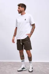 Remera celeste de corte recto y manga corta, con pequeño estampado de una lata en el pecho.