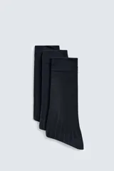Pack de tres pares de calcetines de vestir azul marino con textura acanalada y terminación elástica.