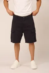 Bermuda de gabardina color azul marino, corte recto, con bolsillos cargo laterales y bolsillos traseros con solapa.