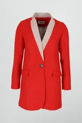 Blazer rojo con solapas color beige, corte recto y bolsillos laterales.