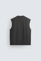 Camiseta sin mangas gris oscuro de corte holgado, con cuello redondo y estampado frontal de un hombre con sombrero y camisa floreada. Diseño de la colaboración especial Zara x Otis Kwame Kye Quaicoe.