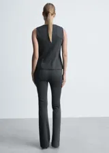 Pantalón acampanado gris oscuro con cierre lateral y tiro medio.