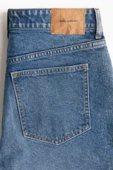 Short de jean azul de tiro alto, con cinco bolsillos y ruedo desflecado.