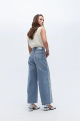 Pantalón de jean wide leg de diseño bicolor en denim de algodón. Presenta una silueta holgada y de pierna ancha con contraste entre los tonos de gris claro y oscuro. Tiene pretina alta.