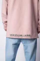 Buzo canguro blanco con capucha forrada en beige y bolsillo tipo parche color beige. Estampa con logo en el pecho.