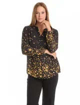 Blusa de gasa estampada en negro y amarillo, marca Zac & Rachel. Cuello a la base, escote en V con abertura de botones y manga larga con presilla y botón para regular el largo.