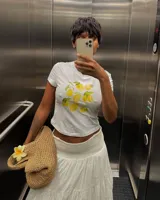 Remera corta blanca con estampa de limones.