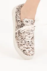 Zapatillas bajas con capellada de cuero natural con estampado animal print.