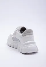 Zapatilla de diseño bicolor, con cintas y velcro, ideal para un look más stylish y formal.