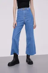 Pantalón de jean azul de corte ancho y tiro alto.
