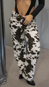 Pantalón de tiro bajo con estampado de vaca en blanco y marrón.