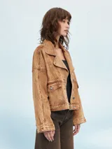 Campera color marrón claro con cuello solapa, cierre frontal con botones y bolsillos con solapa en el pecho.