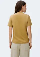 Remera color marrón claro, de corte recto, con cuello redondo y mangas cortas.