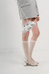 Sandalias de cuero metalizado color naranja, con plantilla cuadrada y taco de 5cm.