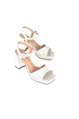 Sandalias blancas de cuero con plataforma y taco cuadrado.