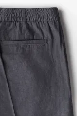 Short gris de algodón y lino con cierre y corchete oculto. Piernas con raya, bolsillos en las costuras laterales y bolsillo insertado atrás. Corte estándar para una silueta clásica y cómoda.