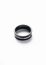 Anillo negro de acero quirúrgico hipoalergénico con línea plateada en el centro.