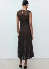 Vestido midi de encaje marrón con cuello redondo y diseño evasé. Tiene cierre de cremallera y botón en la parte posterior, sin mangas y forro interior.