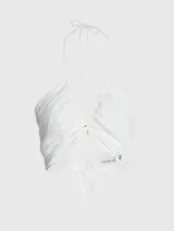 Blusa blanca con textura arrugada, escote halter y cierre anudado en la espalda.