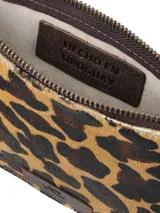 Sobre de mano con estampado de leopardo y correa marrón.